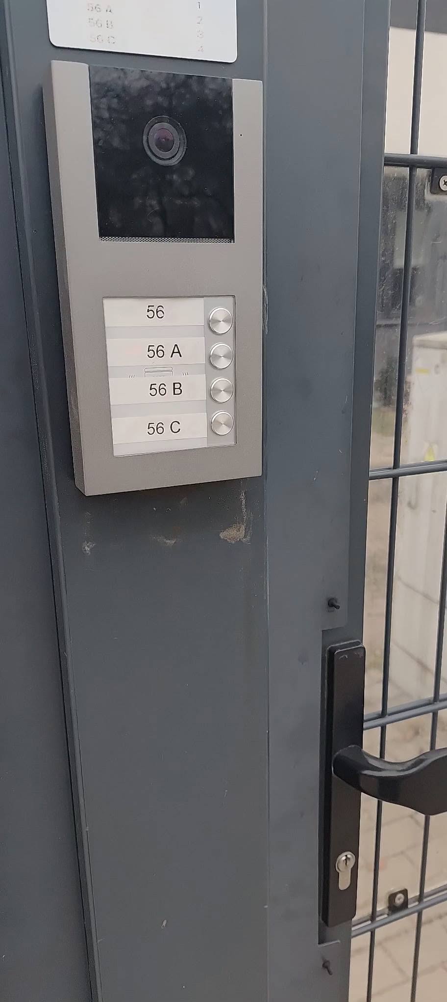 Panel domofonowy dla czterech lokali w budynku wielorodzinnym