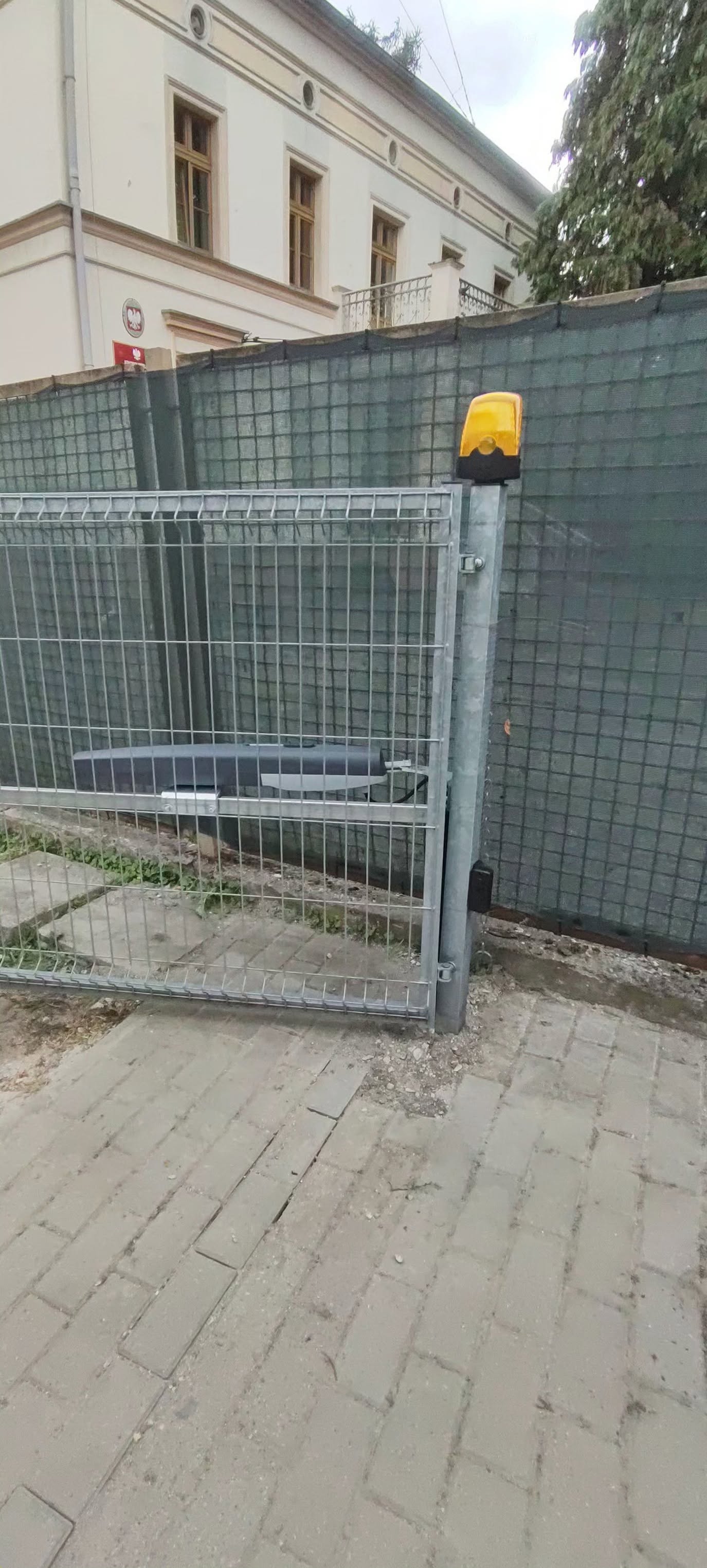 Brama przemysłowa z siatki z napędem i lampą sygnalizacyjną